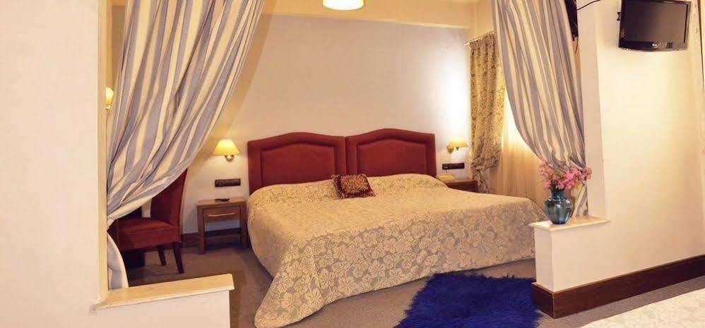 Hotel Elvetia Karpenísion Dış mekan fotoğraf