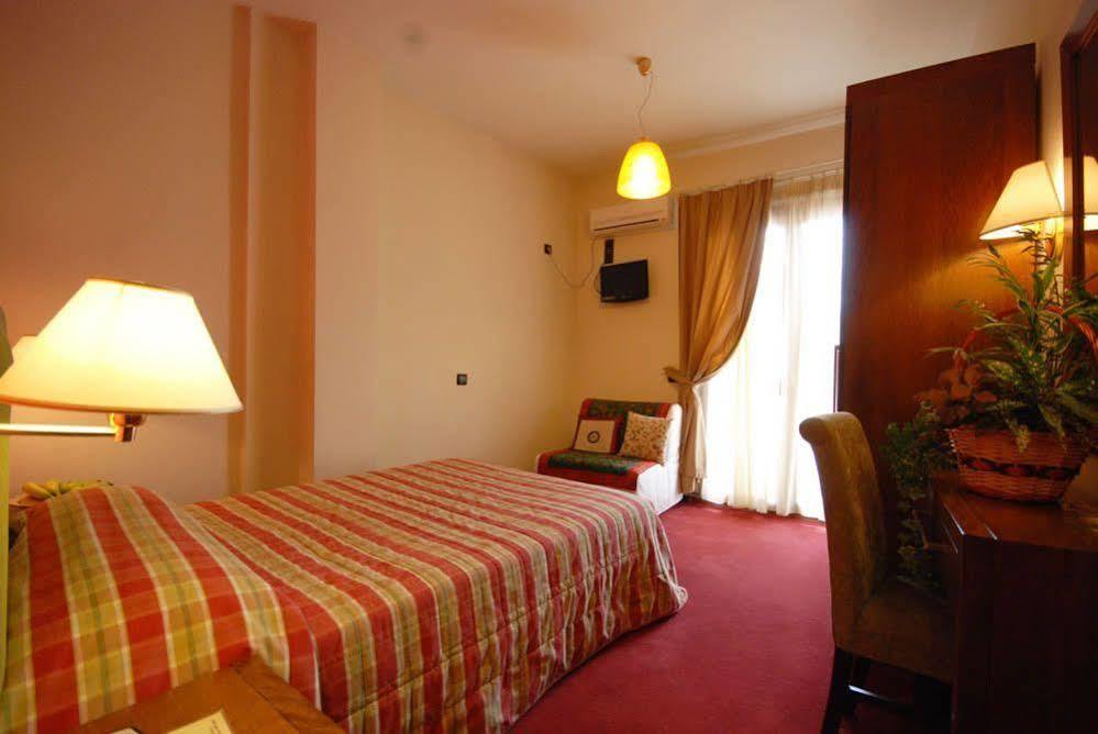 Hotel Elvetia Karpenísion Dış mekan fotoğraf