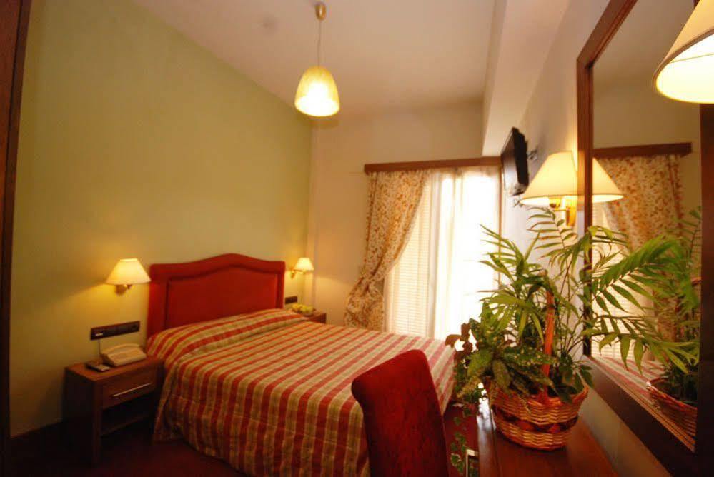 Hotel Elvetia Karpenísion Dış mekan fotoğraf