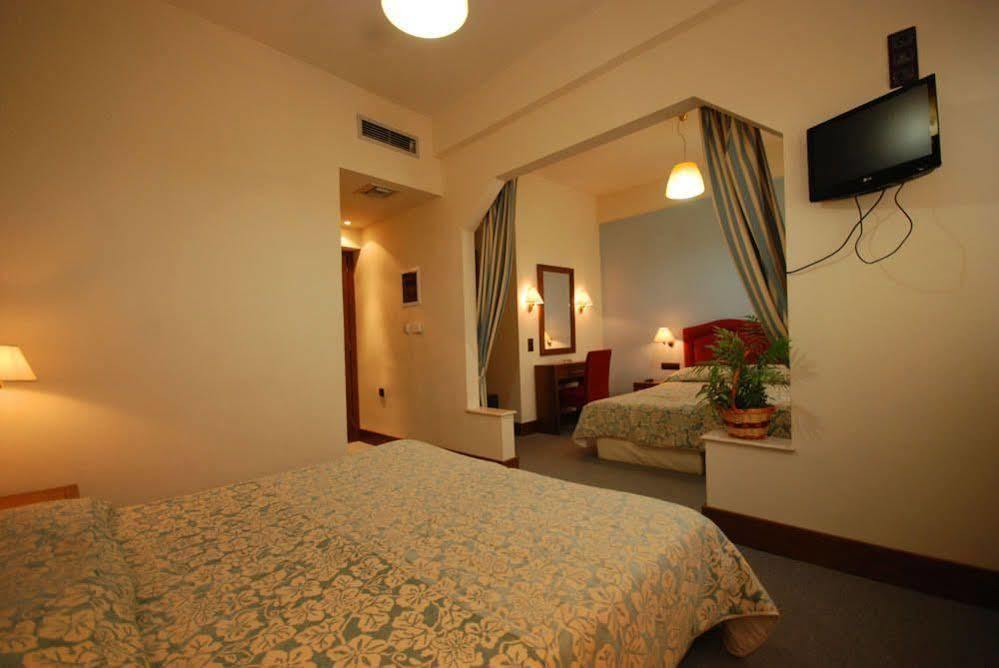 Hotel Elvetia Karpenísion Dış mekan fotoğraf